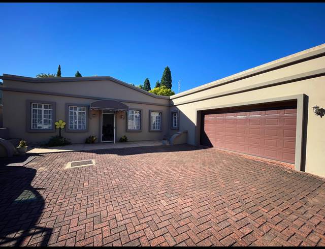 3 BEDROOM TOWNHOUSE FOR SALE IN THREE RIVERS PROPER